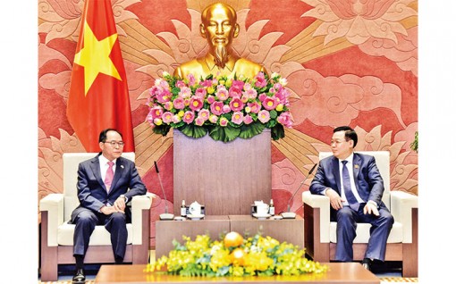 Chủ tịch Quốc hội Vương Đình Huệ tiếp các Đại sứ Hàn Quốc và Ấn Độ