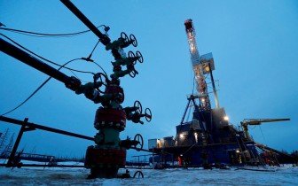 Giá dầu tiếp tục giảm mạnh trước lo ngại về biến chủng Omicron