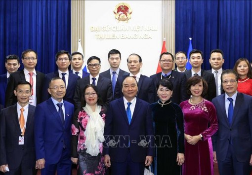 Chủ tịch nước Nguyễn Xuân Phúc gặp mặt cán bộ, nhân viên Đại sứ quán Việt Nam tại Liên bang Nga