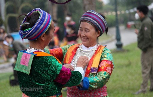 Trình diễn tinh hoa của nghề dệt thổ cẩm tại Làng Văn hóa-Du lịch