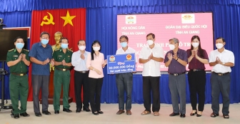 Đoàn Đại biểu Quốc hội tỉnh An Giang tặng quà Ban Chỉ đạo phòng, chống dịch COVID-19 huyện Phú Tân
