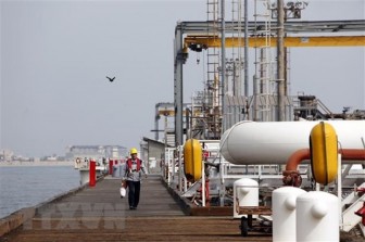 Giá dầu châu Á vẫn tăng chiều 7-12 khi lo ngại về biến thể Omicron