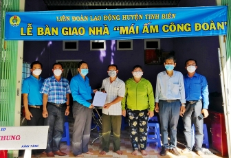 Trao nhà “Mái ấm Công đoàn” cho đoàn viên tại huyện Tịnh Biên