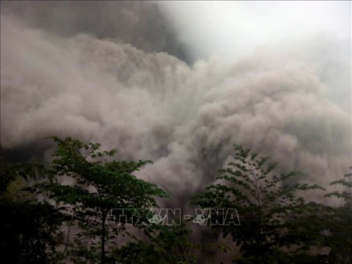 Núi lửa Semeru ở Indonesia tiếp tục phun trào