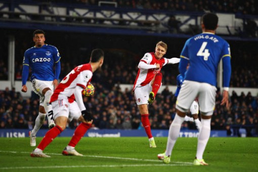 Thua ngược Everton, Arsenal bị đá văng khỏi Top 6