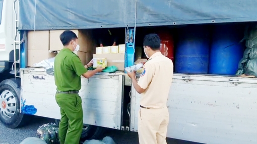 An Giang: Bắt vụ vận chuyển 2.800 lít cồn và số lượng lớn hàng hóa không rõ nguồn gốc