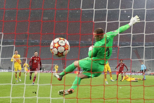 Barca văng khỏi Cúp C1: Thua để đừng ảo tưởng