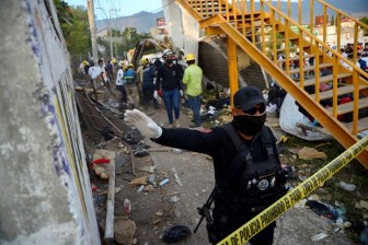 Lật xe tải chở người di cư tại Mexico, gần 90 người thương vong