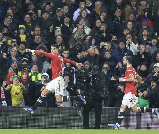 Ronaldo đền đáp De Gea, Man Utd áp sát top 4