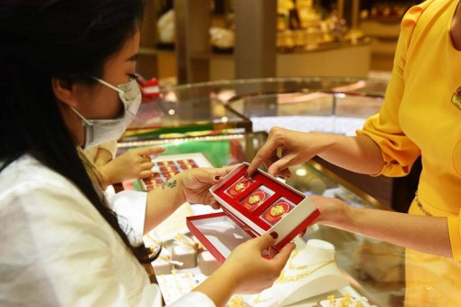 Giá vàng hôm nay 13-12: Thận trọng sau những bất ổn