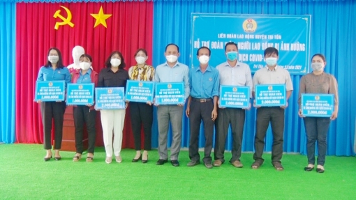 Liên đoàn Lao động huyện Tri Tôn hỗ trợ cho công đoàn viên bị nhiễm COVID-19