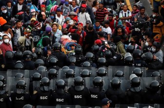 Cảnh sát Mexico và người di cư quá khích đụng độ, 17 người bị thương