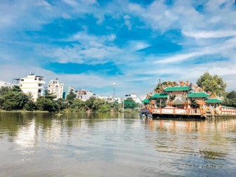 Ngôi miếu 300 năm "lênh đênh" giữa sông Sài Gòn, khách xếp hàng chờ đò đi tìm lịch sử "kì bí"