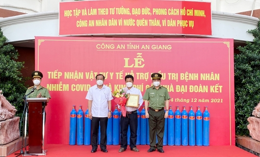 Công an An Giang tiếp nhận vật tư y tế và kinh phí hỗ trợ cất nhà Đại đoàn kết