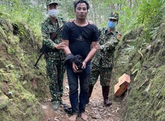 Bắt đối tượng người nước ngoài vận chuyển 1kg ma túy đá vào Việt Nam