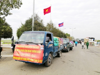 Tặng quà hỗ trợ 567 hộ người Việt sinh sống tại tỉnh Tà Keo