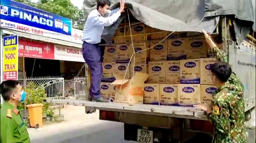 An Giang: Bắt 3 xe tải chở trên 9.500 chai dầu ăn nhãn mác nước ngoài trị giá 1,7 tỷ đồng