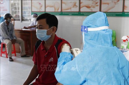 Cà Mau tiêm vaccine phòng COVID-19 mũi 3 cho người dân