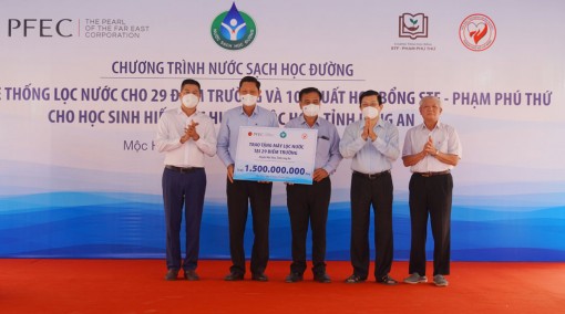 Long An: Nguyên Chủ tịch nước - Trương Tấn Sang vận động tặng hệ thống lọc nước cho 29 điểm trường tại huyện Mộc Hóa