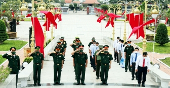 Đoàn công tác Quân khu 9 viếng nghĩa trang liệt sĩ và tặng quà gia đình chính sách tại tỉnh An Giang