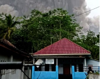Núi lửa Semeru tại Indonesia phun trào cột tro bụi cao 2 km
