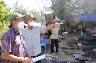 Bí thư Huyện ủy, Chủ tịch UBND huyện Tri Tôn Cao Quang Liêm kiểm tra các công trình xây dựng