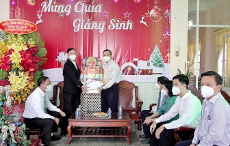 Phó Bí thư Thường trực Tỉnh ủy, Chủ tịch HĐND tỉnh An Giang Lê Văn Nưng thăm, chúc mừng Giáng sinh tại huyện Thoại Sơn