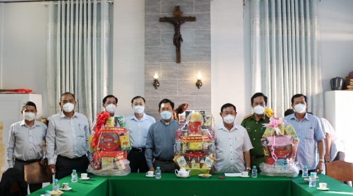 Chủ tịch UBMTTQVN tỉnh Nguyễn Tiếc Hùng thăm nhà thờ An Châu