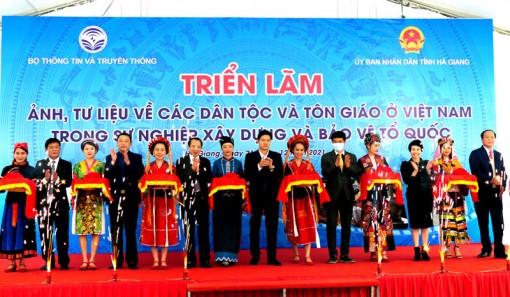 Triển lãm ảnh về các dân tộc, tôn giáo Việt Nam