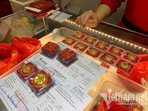 Giá vàng hôm nay 22-12: Bán tháo cuối năm, giảm giá mạnh