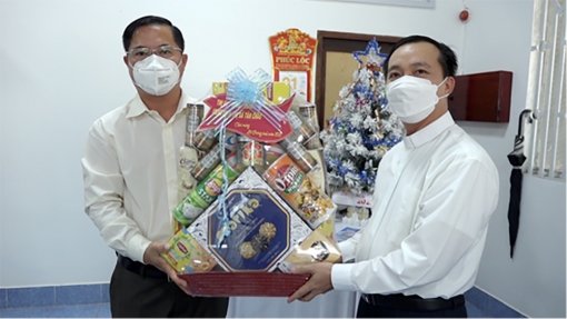 Thị ủy, HĐND, UBND, UBMTTQVN TX. Tân Châu thăm, tặng quà, chúc mừng Giáng sinh và năm mới Nhâm Dần 2022