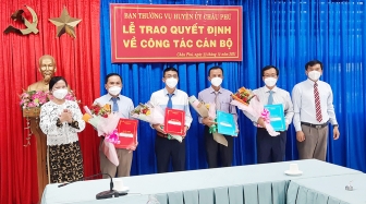 Ban Thường vụ Huyện ủy Châu Phú trao quyết định công tác cán bộ