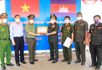 Công an An Giang hỗ trợ công tác phòng, chống dịch COVID-19 cho các lực lượng chức năng Campuchia