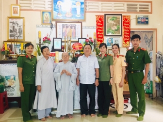 Công an huyện Châu Thành thăm ni cô Huyền Trang