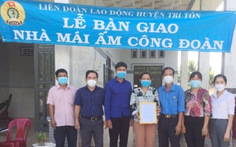 Liên đoàn Lao động huyện Tri Tôn trao nhà Mái ấm công đoàn cho đoàn viên khó khăn về nhà ở
