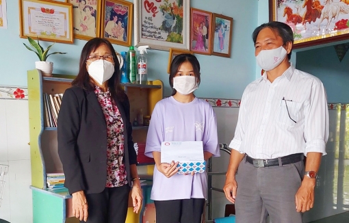 Phú Tân trao học bổng Xổ số kiến thiết An Giang đợt 1, năm học 2021-2022