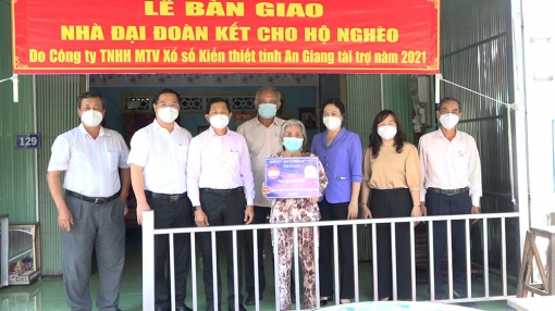 Bàn giao 25 căn nhà Đại đoàn kết cho hộ nghèo ở TX. Tân Châu