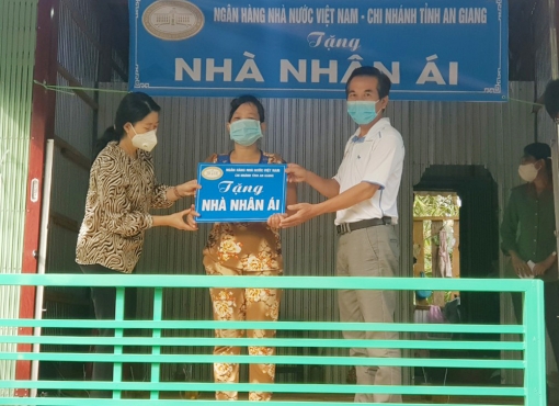 Ngân hàng Nhà nước chi nhánh tỉnh An Giang trao tặng nhà Nhân ái tại huyện An Phú