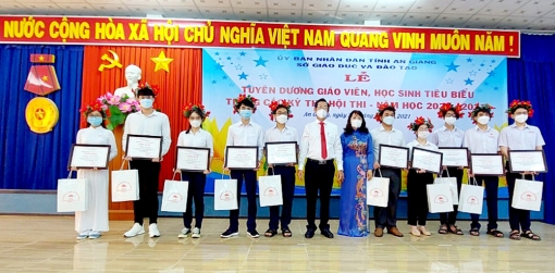 Tuyên dương giáo viên, học sinh tiêu biểu trong các kỳ thi, hội thi cấp tỉnh, cấp quốc gia, năm học 2020-2021