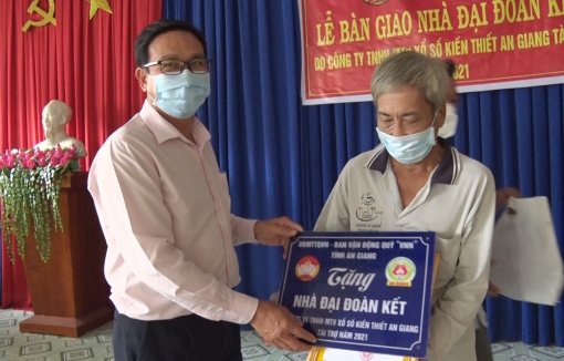 UBMTTQVN tỉnh An Giang trao 30 căn nhà Đại đoàn kết cho hộ nghèo huyện Phú Tân