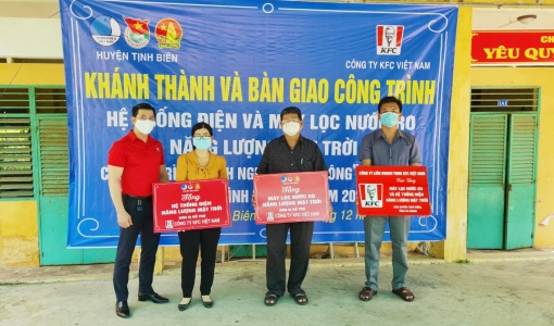 Bàn giao máy lọc nước và hệ thống điện năng lượng mặt trời cho học sinh huyện Tịnh Biên