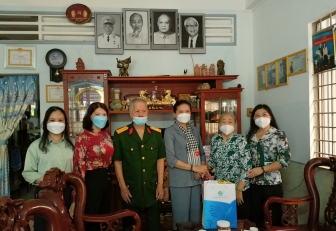 Chủ tịch Trung ương Hội LHPN Việt Nam Hà Thị Nga thăm, tặng quà gia đình chính sách và hội viên phụ nữ biên giới An Giang