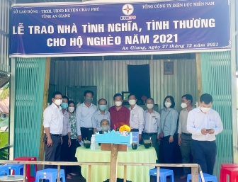 Tổng Công ty Điện lực miền Nam trao 10 căn nhà Tình nghĩa, nhà Tình thương tại An Giang