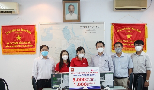 Công ty Cổ phần giấy Vĩnh Tiến tặng Sở Y tế An Giang vật tư y tế với tổng trị giá 200 triệu đồng