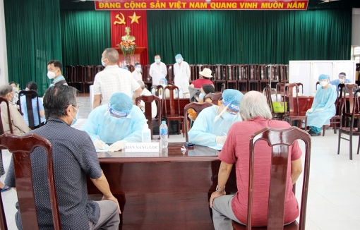 Tiêm vaccine phòng COVID-19 liều bổ sung và nhắc lại cho cán bộ hưu trí và ban, ngành, đoàn thể cấp tỉnh