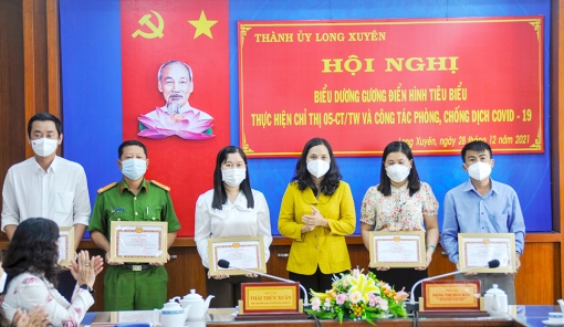 TP. Long Xuyên gặp mặt, biểu dương gương điển hình tiêu biểu thực hiện Chỉ thị 05-CT/TW và công tác phòng, chống dịch COVID-19