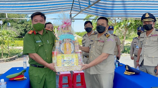 Công an TX. Tân Châu duy trì mối quan hệ đoàn kết, hữu nghị với Công an huyện Leuk Daek