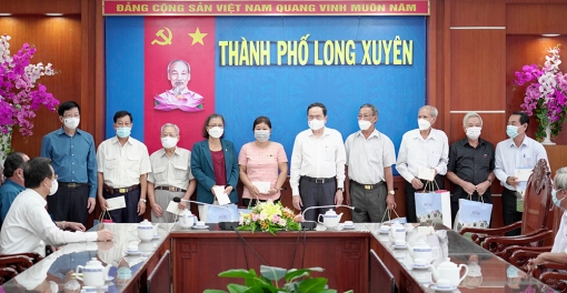 Phó Chủ tịch Thường trực Quốc hội thăm, chúc Tết và tặng quà các gia đình chính sách TP. Long Xuyên