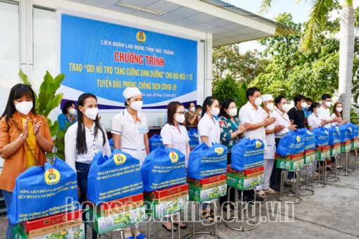 Liên đoàn Lao động tỉnh Sóc Trăng: Trao gần 1.500 “Gói hỗ trợ tăng cường dinh dưỡng” cho đội ngũ y tế