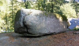 Tảng đá khổng lồ nặng 137 tấn nhưng ai cũng có thể di chuyển